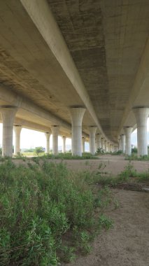 Sütunlar üzerinde otoyol gelmek destekleyen