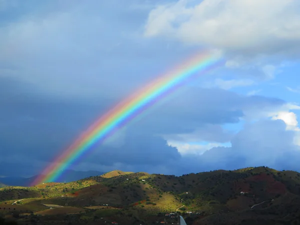 Regenbogen über dem Tal — Stockfoto