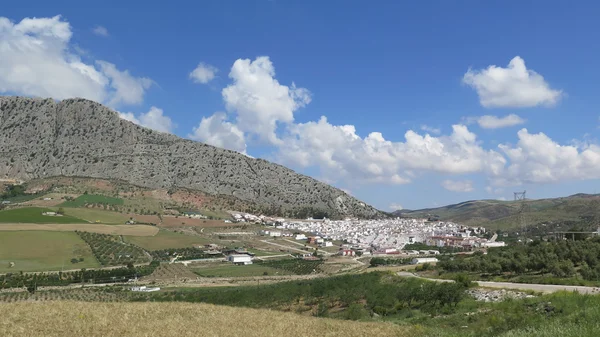 Pueblo blanco en valle —  Fotos de Stock