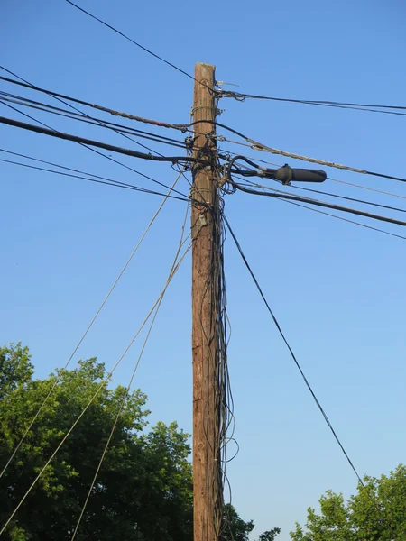 Cables en poste de telégrafo — Foto de Stock