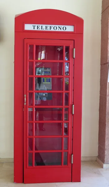 Kırmızı telefon kulübesi
