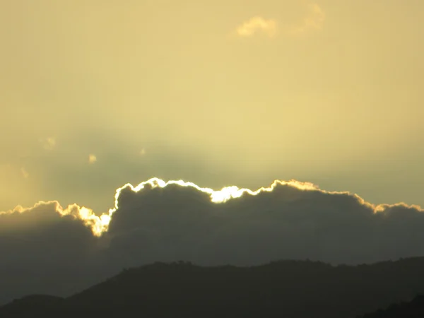 Nuvens com forro prateado — Fotografia de Stock