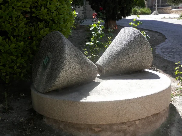 Камни оливкового пресса — стоковое фото