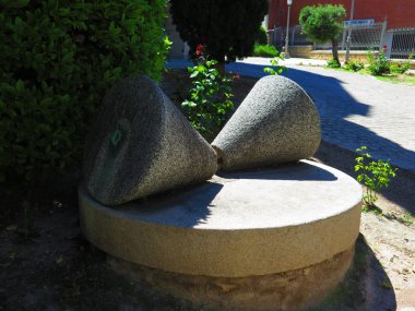 Koni şekilli zeytin değirmeni taşları