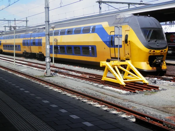 Holandés tren amarillo y azul — Foto de Stock