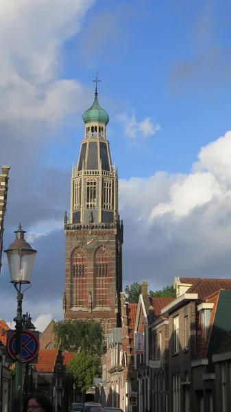 Igreja gótica na cidade holandesa de Enkhuizen — Fotografia de Stock