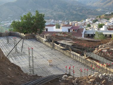 Yeni beton zemin dökülür