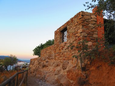 Yeni kaya duvarı inşa edilmiş