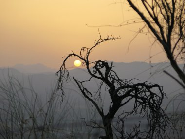 Sunrise uzak tepelerin üzerinden