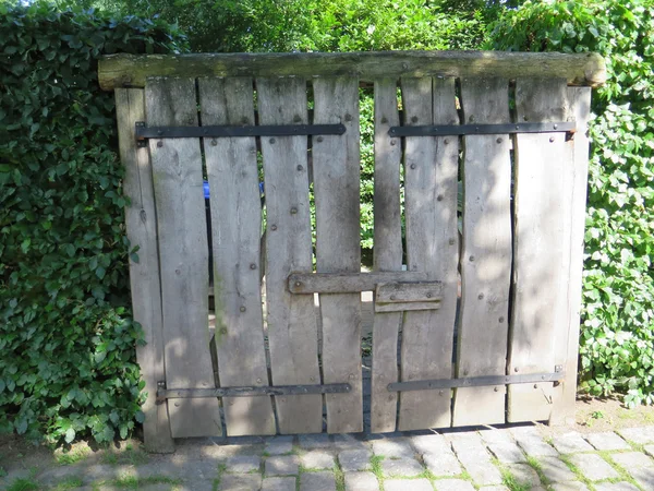 Staré dřevěné zahradní brána — Stock fotografie