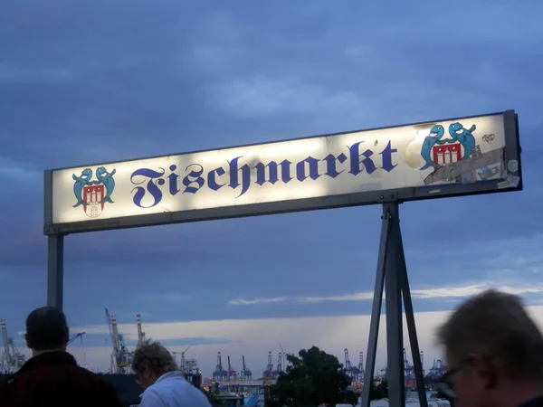 Hamburg balık pazarında sabah erken saatlerde