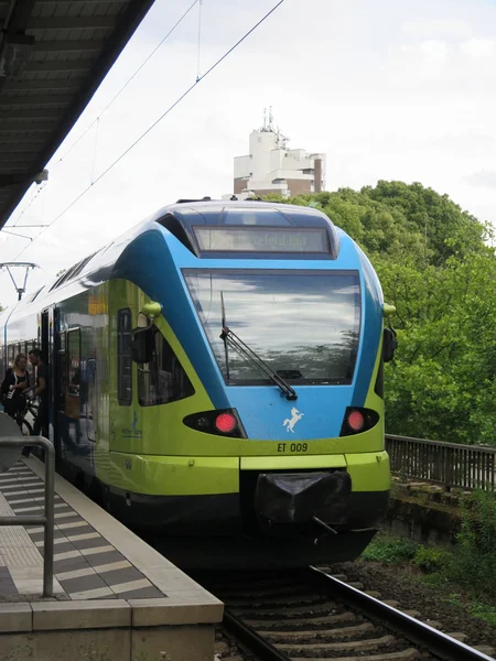 Treno giallo e blu — Foto Stock