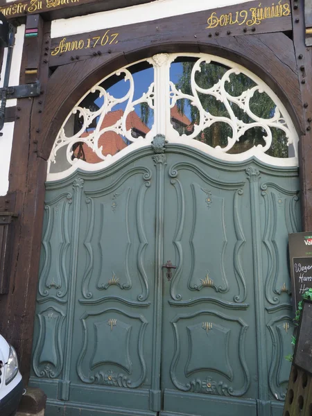 Detalhe histórico da casa emoldurada em madeira — Fotografia de Stock