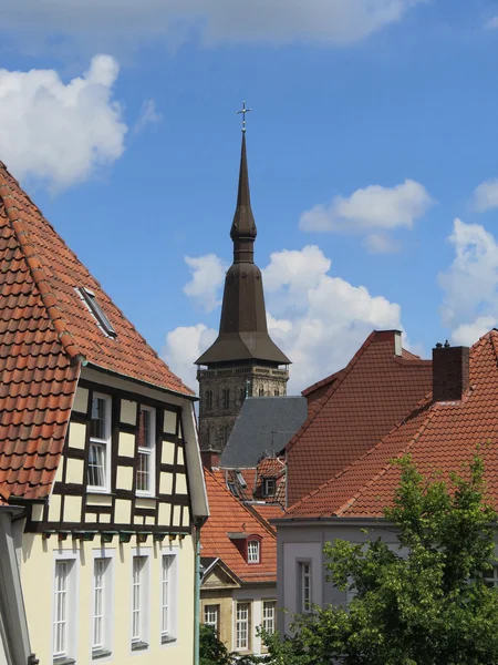红色的屋顶和教堂塔在奥斯纳布鲁克 — 图库照片
