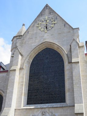 büyük boyalı cam pencere