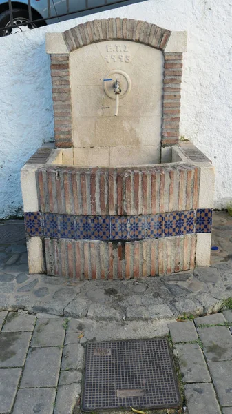 Фонтан Питьевой Водой Декоративной Плиткой Использования Местными Жителями Андалузской Деревне — стоковое фото
