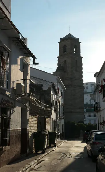 Calle Estrecha Del Pueblo Que Conduce Iglesia Parroquial Llena Coches —  Fotos de Stock