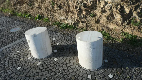 Due Pilastri Cemento Bianco Strada Appena Riparata Nel Villaggio Andaluso — Foto Stock
