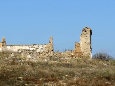 Kalın taş ve çamur Endülüs 'teki terk edilmiş çiftlik evinde duvar kalıntıları oluşturdu.