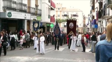 Alora, İspanya - 21 Nisan 2019: Endülüs köyünde Paskalya Pazar diriliş alayı. Endülüs Köyü 'nde Pazar gününün ardından insanlar