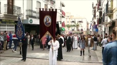 Alora, İspanya - 21 Nisan 2019: Endülüs köyünde Paskalya Pazar diriliş alayı. Endülüs Köyü 'nde Pazar gününün ardından insanlar