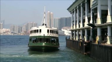 Victoria Limanı 'ndan Hong Kong ve Kowloon arasında yol alan ikonik yeşil Yıldız feribotu.