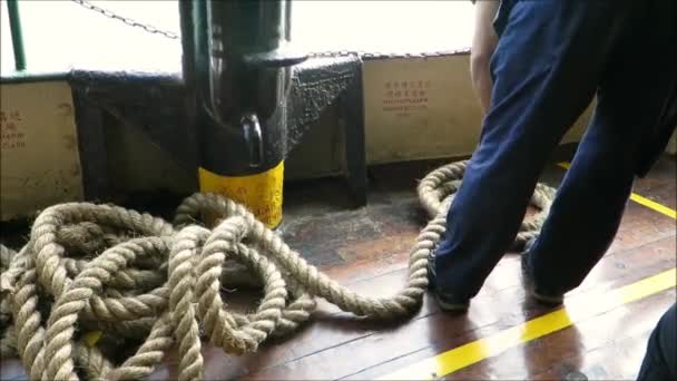Marinheiro Arrumando Corda Como Icônico Star Ferry Deixa Cais Lado — Vídeo de Stock