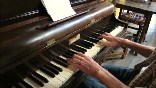 人在弹钢琴在Andalusia的Granda酒吧演奏 Sting 中的标志性曲调的人 — 图库视频影像