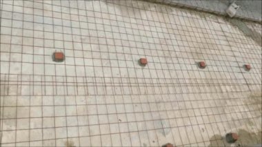 Köy caddesi yeniden ortaya çıkıyor. Endülüs köyü caddesinde beton döşeme için tel örgü döşendi.
