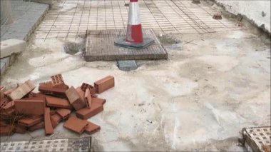 Köy caddesi yeniden ortaya çıkıyor. Endülüs köyü caddesinde beton döşeme için tel örgü döşendi.