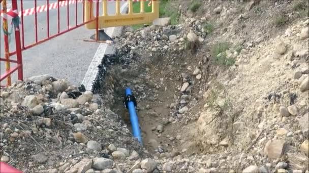 Yol Kenarı Boru Tamiri Endülüs Kırsal Yolundaki Yol Kenarı Tamiri — Stok video