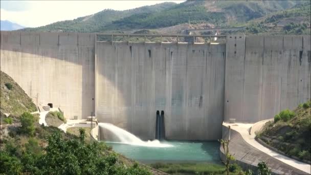Rules Reservoir Dam Water Flowing Rules Reservoir Dam South Granada — Stock Video