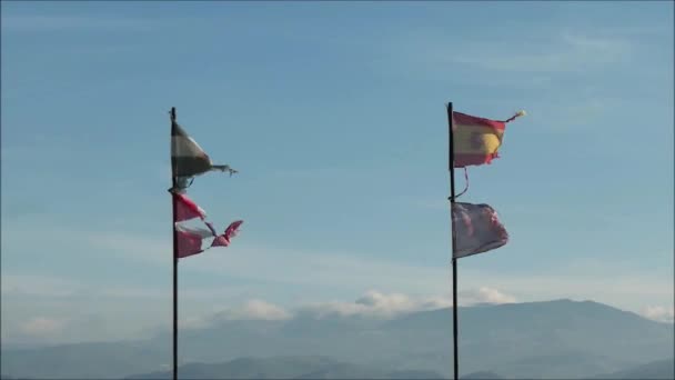 Viento Rasgó Banderas Contra Vista Lejana Del Valle Banderas Destrozadas — Vídeos de Stock