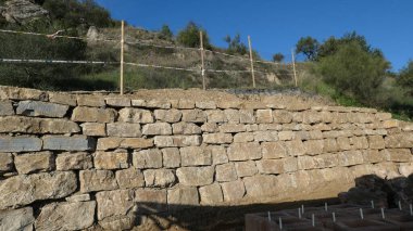 Kaya blokları, çamurlu inşaat alanındaki duvar blokları