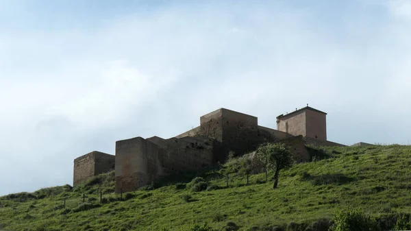 Zadní Strana Historického Arabského Hradu Kopci Andaluské Vesnici — Stock fotografie