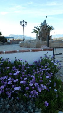 Endülüs köyündeki gitar çeşmesinin önündeki mor beyaz papatyalara odaklan.