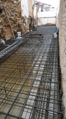 Endülüs 'ün orta kesimindeki inşaat sahasına beton pompalanmasını ve dökülmesini bekleyen çelik çubuklar.