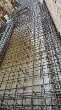 Endülüs 'ün orta kesimindeki inşaat sahasına beton pompalanmasını ve dökülmesini bekleyen çelik çubuklar.