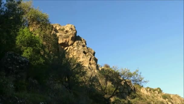 Felsen Andalusien Ähnelt Dem Gesicht Eines Menschenaffen Felslandschaft Vor Blauem — Stockvideo