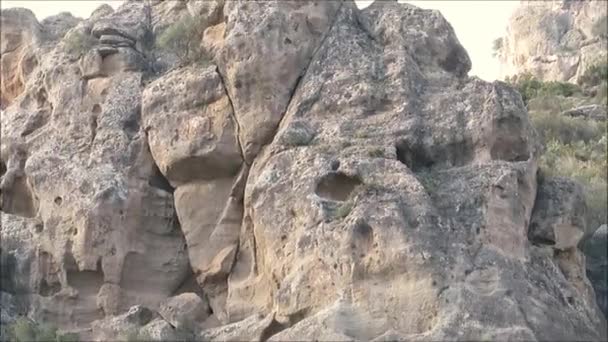 Roca Andalucía Que Asemeja Cara Mono Rockscape Contra Cielo Azul — Vídeo de stock