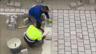 Alora, İspanya - 22 Ekim 2018: Belediye çalışanları ve denetçileri köye yeni kaldırımlar döşüyorlar