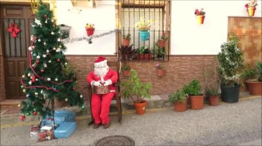 Endülüs 'ün dar köy sokağında Noel doğumu sergisi