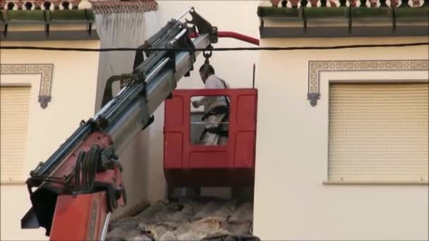 Alora スペイン 2018年12月5日 アンダルシアの村の限られたスペースの壁の外にあるクレーンから吊るされた男 — ストック動画