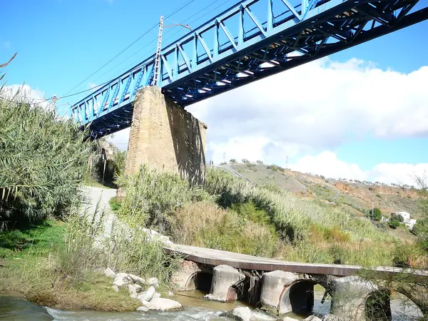 Most kolejowy niebieski — Zdjęcie stockowe