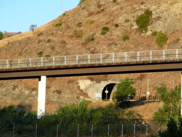 Silniční most a železniční tunel — Stock fotografie