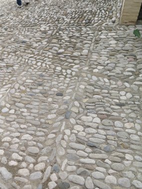 Çakıllı avlu bölümü