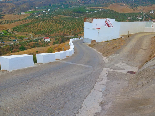 Beyaz sınır taşları ile dik tepeye