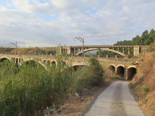 鉄道と道路の橋 — ストック写真
