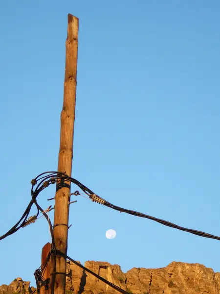 Luna llena y poste telegráfico — Foto de Stock