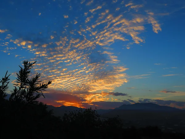 Raios de sol atrás da colina — Fotografia de Stock